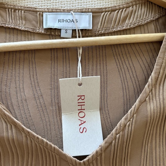 RIHOAS NWT Ribbed Textured V-Neck Brown Coquette Long Sleeve - Picture 4 of 6